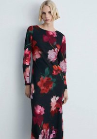 Rochie maxi din material elastic, cu un fundal negru și modele mari de flori roz și roșii, având mâneci lungi.