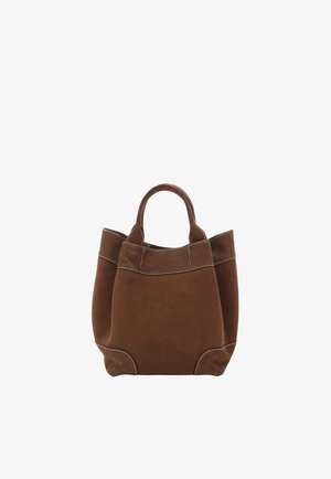Sac fourre-tout en suède marron avec poignées courtes, présentant une texture douce, des coins arrondis et des détails de couture blanche le long des coutures.