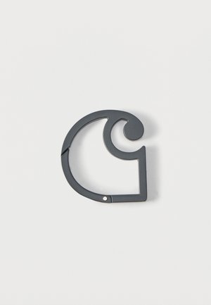 Mosquetón de metal negro con forma de una letra "G" estilizada, con una pequeña bisagra y un cierre redondo sobre un fondo blanco.