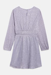 Φόρεμα λιλά με μακριά, φουσκωτά μανίκια, στρογγυλή λαιμόκοψη και εφαρμοστή μέση. Διαθέτει διακριτική λάμψη και κλείσιμο με κουμπιά στο πίσω μέρος.