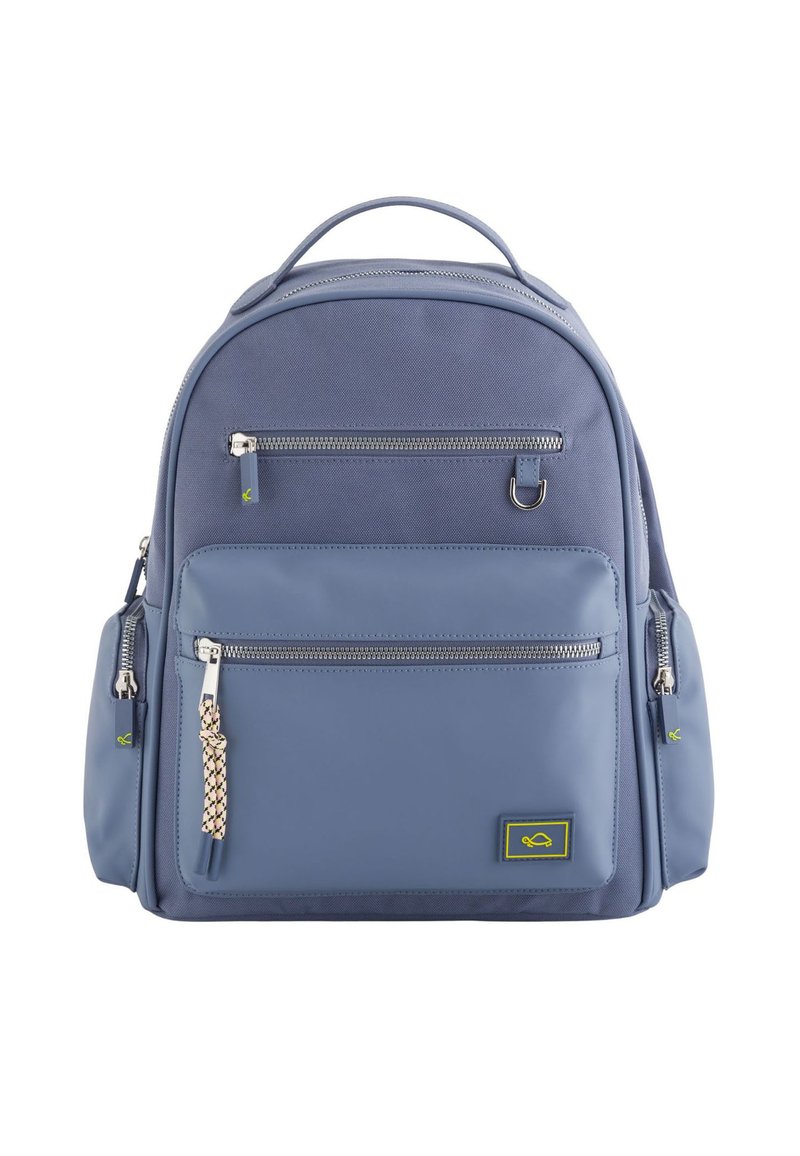 Mochila azul hecha de tela texturizada con múltiples compartimentos con cremallera, un parche de logo en la parte frontal y un asa superior para llevarla.