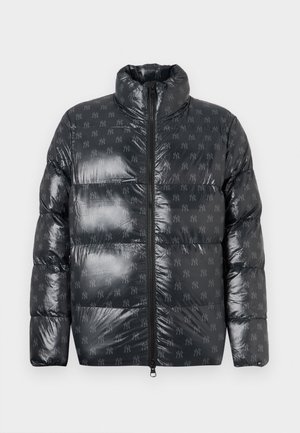 Chaqueta tipo plumas en un material gris oscuro brillante con cuello alto, que presenta un sutil patrón de logotipos en toda la prenda y un cierre frontal completo.