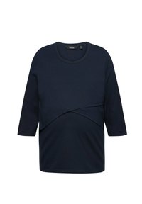 Marineblaues Umstandstop mit 3/4-Ärmeln, Rundhalsausschnitt und einem geschichteten Design für zusätzlichen Komfort. Hergestellt aus weichem, dehnbarem Stoff mit glatter Textur.