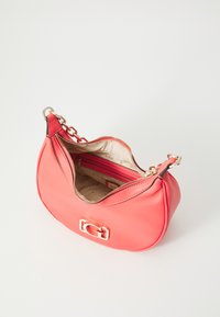 Borsa a spalla color corallo realizzata in pelle martellata con dettaglio del logo dorato e catena. L'interno presenta una tasca con zip e foderatura personalizzata.