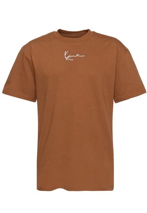 Braunfarbiges Baumwoll-T-Shirt mit Rundhalsausschnitt und kurzen Ärmeln. Mit weißem Markenzeichen-Logo auf der Brust. Sanfte Textur, lässige Passform.