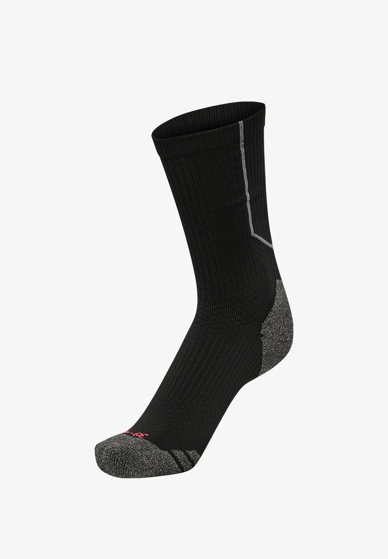 Chaussette noire à texture côtelée, talon et pointe renforcés gris, avec un motif de fines rayures grises. Présente un logo rouge sur la pointe.