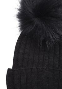 Berretto di maglia nero con una texture a coste e un grande pom-pom in pelliccia sintetica nera sulla parte superior, con un risvolto alla base.