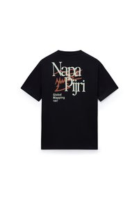 Μαύρο κοντομάνικο T-shirt με μεγάλο κείμενο "Napa Piiri", αφηρημένο πορτοκαλί γραφικό και μικρότερο κείμενο "Global Mapping 1987" στην πλάτη.