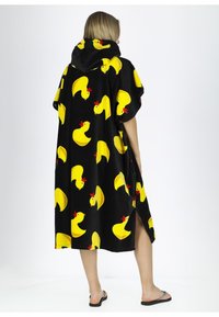 Poncho asciugamano nero con cappuccio, decorato con motivi di anatra gialla e accenti rossi. Realizzato in materiale morbido, presenta aperture laterali per facilitare il movimento.