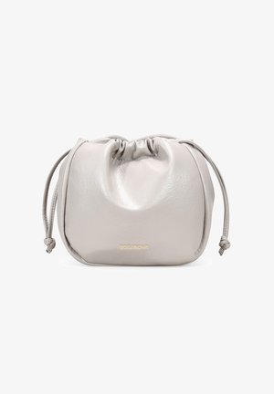 Bolso de drawstring de cuero gris con forma redondeada, textura suave y un brillo sutil. Presenta un logotipo dorado en la parte frontal y detalles atados.