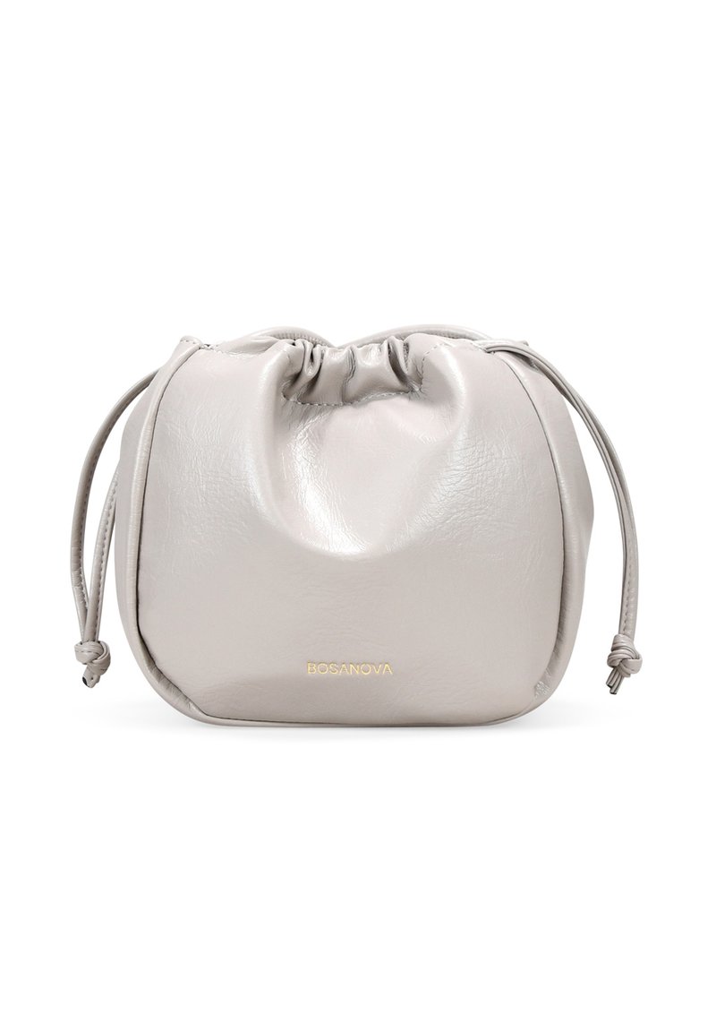 Bolso de drawstring de cuero gris con forma redondeada, textura suave y un brillo sutil. Presenta un logotipo dorado en la parte frontal y detalles atados.