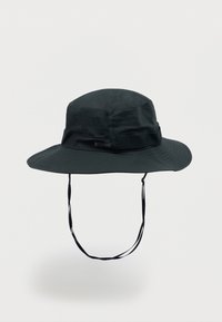 Μαύρο καπέλο με φαρδιά γείσα για εξωτερική χρήση, με λουρί στο πηγούνι και ταινία αερισμού από δίχτυ, αιωρούμενο πάνω σε απλό ανοιχτό φόντο.