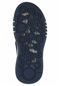Suela de sneaker en goma azul oscuro, texturizada con patrones circulares y agujeros de ventilación. Presenta la marca "GEOX" y una etiqueta de patente italiana.