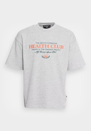 Jasnoszary t-shirt z krótkim rękawem z napisem "Health Club" w pomarańczowym i zielonym nadruku promującym zdrowie i sport na froncie.