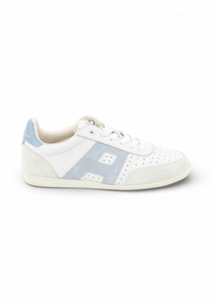 Witte lage sneaker met lichtblauw "H"-ontwerp, geperforeerde details, witte veters en een lichtblauwe hielstrook.
