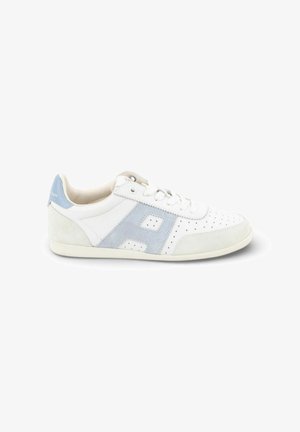 Witte lage sneaker met lichtblauw "H"-ontwerp, geperforeerde details, witte veters en een lichtblauwe hielstrook.