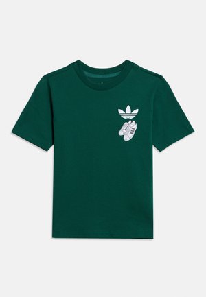 Tmavě zelené tričko s krátkým rukávem s bílým logem Adidas trefoil a ilustrací klasických tenisek Adidas na hrudi.