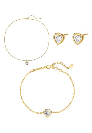 Goldschmuck-Set mit zartem Kettenhalsband, Armband und Ohrsteckern, jeweils mit herzförmigem, klarem Edelstein.