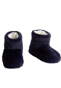Pantofole in ecopelliccia blu navy con interno morbido bianco. Altezza alla caviglia con punta arrotondata e texture soffice, progettate per comfort e calore.