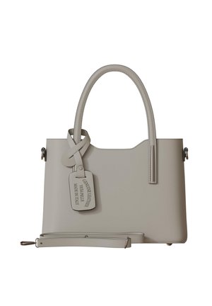 Taschenhandtasche aus taupefarbenem Leder mit einem strukturierten Design, die mit einem verdrehten Tragegurt und einem rechteckigen Anhänger versehen ist, auf dem steht "Echtes Leder, in Italien hergestellt."