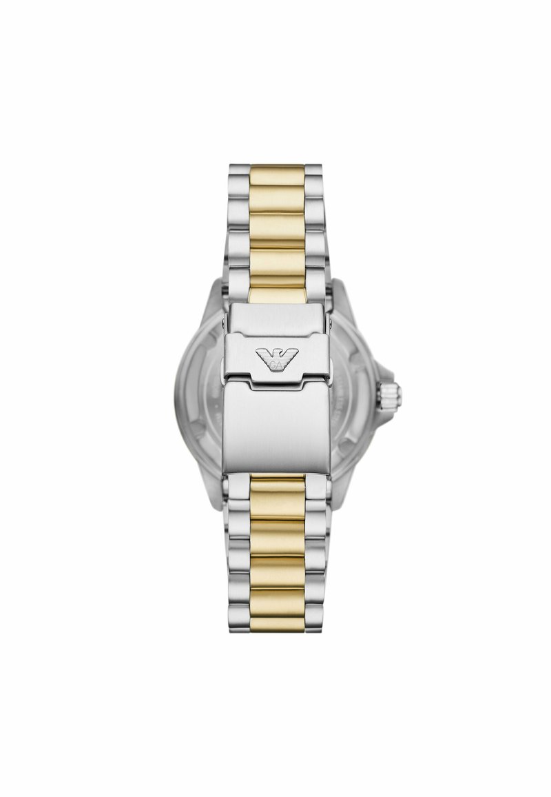 Silver- och guldtonad metallklocka med länkarmband, som har en polerad yta, detaljerad spänne och ett runt boett med en enkel urtavla.