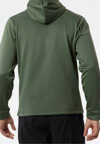 Sudadera con capucha en verde oscuro, con tejido suave, diseño ajustado, mangas largas y un pequeño dobladillo en la cintura.