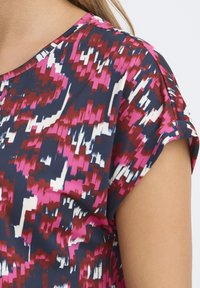 Többszínű rövidujjú felső rózsaszín, fehér és piros mintával, tengerészkék alapon; puha anyagból, kényelmes szabással.
