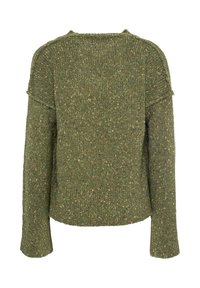 Maglione verde a maglia con un motivo texturizzato e maculato, maniche lunghe e vestibilità comoda. La parte posteriore presenta un ampio scollo e spalle scese.