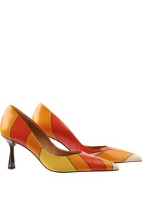 Mønstret højhælede sko i multicolor med orange, gul og en lys nuance, udstyret med en lakfinish og et geometrisk mønster, samt en sort stiletthæl.