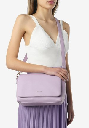 Bolso de mano de cuero lila con textura suave, forma rectangular, correa ajustable y un sutil logo en relieve en la parte frontal.