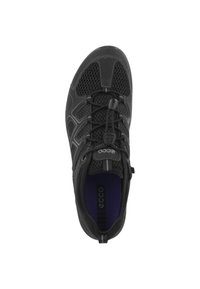 Bottines de sport noires avec une tige en mesh, présentant un design texturé, des lacets élastiques et une semelle intérieure violette. Forme épurée avec un bout renforcé.