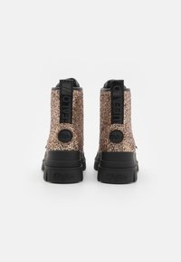 Botas de tobillo de plataforma negras con un dorso brillante en color rosa dorado, superficie texturizada, tirador de marca y acento de logo circular en el talón.