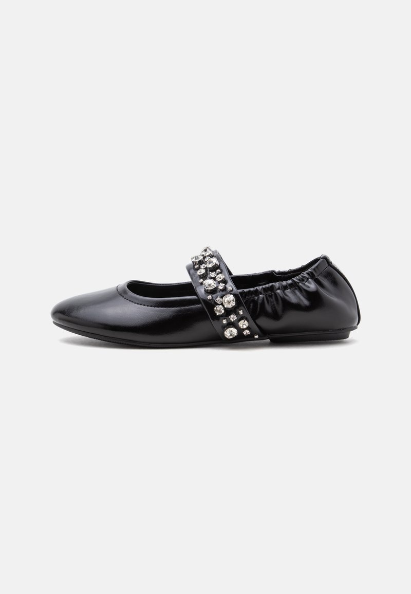 Chaussure plate en cuir noir avec talon élastique et une bride sur le dessus décorée de strass clairs grands et petits.