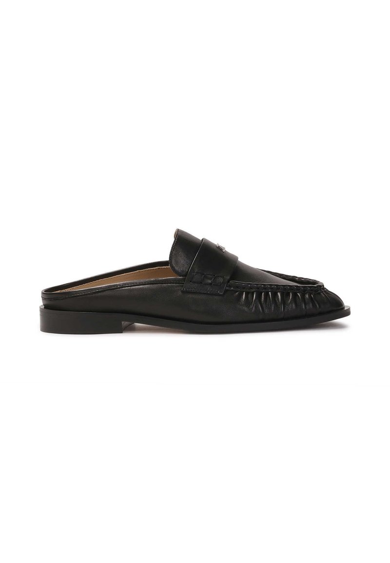 Pantofi negri din piele, slip-on, cu vârful rotunjit, având o textură plisată și o curea decorativă. Talpa este plată și netedă.