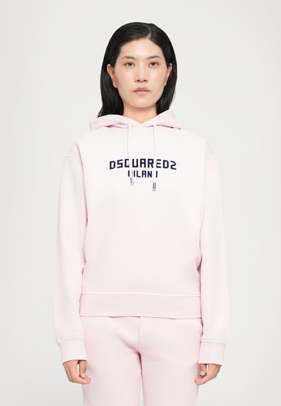 Roze capuchontrui van zacht materiaal, met een marineblauw logo gecentreerd op de borst, geribbelde mouwen en zoom.