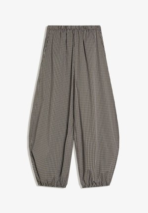 Laza szabású nadrág elasztikus derékpánttal és szegélyekkel, kis barna-fehér kockás mintával.