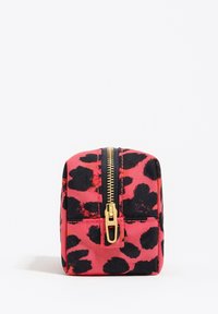 Neceser con estampado de leopardo en rosa y negro, con cremallera y detalles metálicos dorados; forma rectangular con textura de tela resistente.