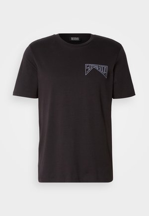 Czarny bawełniany T-shirt z krótkimi rękawami, okrągłym dekoltem, z białym nadrukowanym logo na lewej piersi. Gładka tekstura, luźny krój.