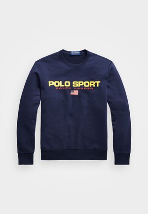 Granatowa bluza z okrągłym dekoltem z żółtym napisem „POLO SPORT”, czerwonym napisem „RALPH LAUREN” poniżej oraz małym emblematem amerykańskiej flagi na środku.