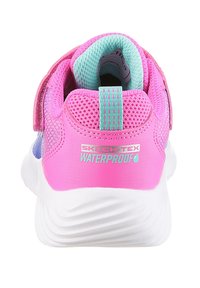 Rosa wasserdichte Sneaker mit Mesh-Obermaterial, türkisfarbenen Akzenten, gepolstertem Kragen und weißer strukturiertem Sohle. Verfügt über einen verstellbaren Riemen für die Passform.