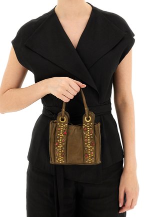 Borsa a tracolla in pelle marrone con borchie decorative rosse e dorate. Presenta due manici superiori e una forma rettangolare. Indossata all'altezza della vita.