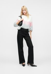 ONLY ONLJUICYHIGH WAIST WIDE LEG DNM BOX - Avar lõikega teksad - black detail:rinsewash