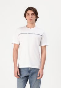 Hvit bomullst-skjorte med rund hals, med en horisontal marineblå stripe og "TOM TAILOR" logo i brysthøyde. Korte ermer.