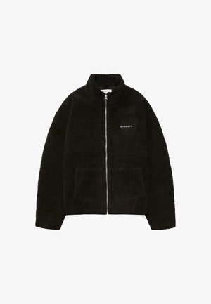 Czarna polarowa kurtka z wysokim kołnierzem, zamek błyskawiczny, dwie przednie kieszenie oraz logo "RETERNITY" na lewej klatce piersiowej. Miękka, teksturowana tkanina.