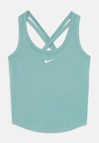 Turkusowy top sportowy bez rękawów wykonany z miękkiego materiału, z krzyżującymi się ramiączkami i małym białym logo Nike z przodu. Gładka tekstura, dopasowany krój.