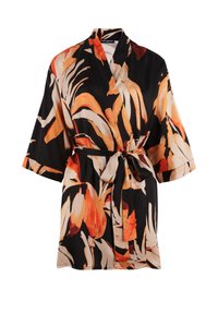 Robe courte de style kimono avec des manches larges et une ceinture, ornée d'un motif floral abstrait noir, beige et orange.