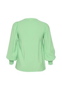 Blouse vert menthe avec de longues manches bouffantes, des poignets froncés et une texture douce. Col rond simple et détail de l'étiquette à l'arrière.