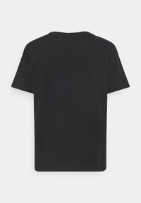 Černé bavlněné tričko s klasickým kulatým výstřihem a krátkými rukávy; jednoduchý design bez vzorů nebo ozdob; měkká textura.