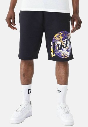 Shorts neri realizzati in misto cotone con un grande logo grafico viola e giallo. Presentano una vita elasticizzata e una vestibilità rilassata.