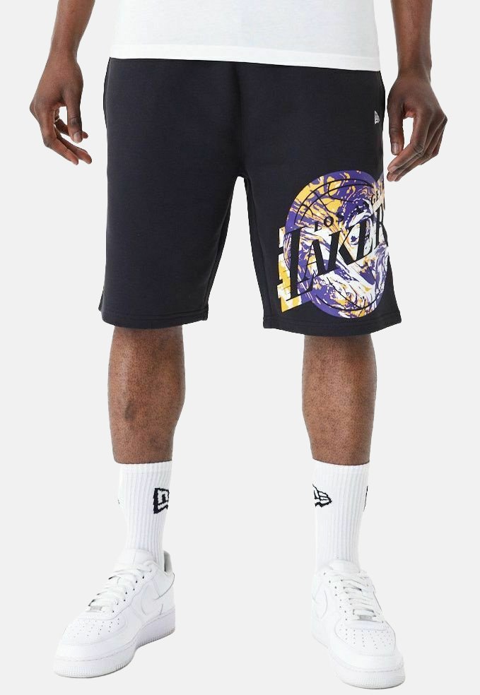 Shorts neri realizzati in misto cotone con un grande logo grafico viola e giallo. Presentano una vita elasticizzata e una vestibilità rilassata.